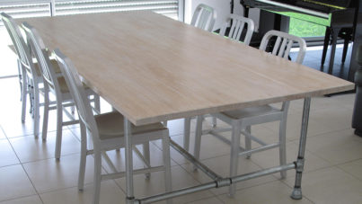 Table avec plateau en bois et pieds en métal