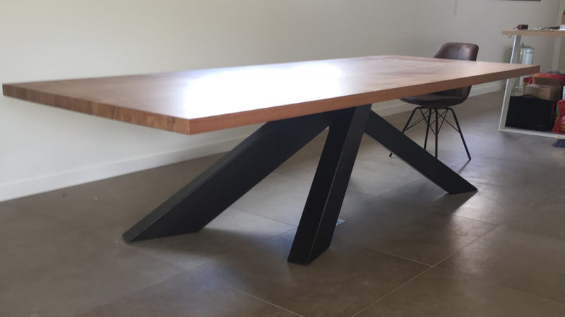 Table avec plateau en Angélique et pied en métal